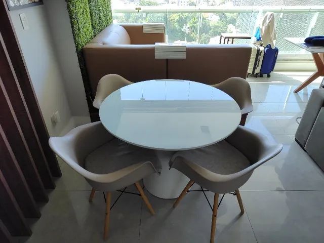 Conjunto de 01 Mesa Cone Laqueada + Vidro na Tampa  (Comprado Lar Shopping) e 04 cadeiras 