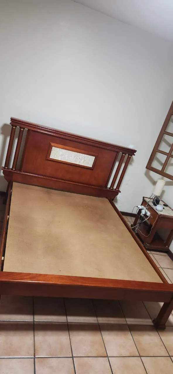 Cama em Mogno - fabricada pela Líder Interiores