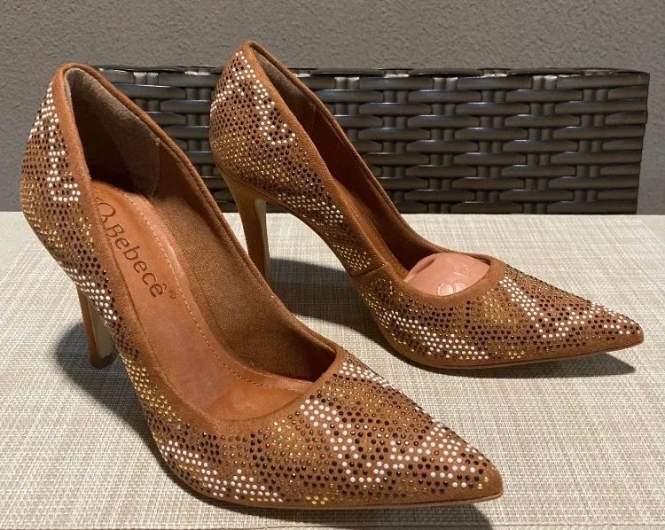 Scarpin salto alto marrom com pedrarias