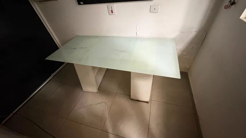Mesa Retangular - Tampo de Vidro e Base Branca (Design Moderno)