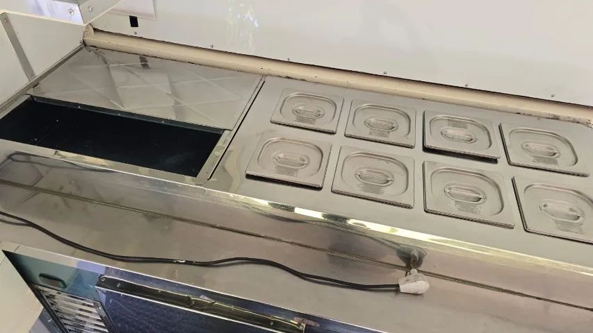 BALCÃO REFRIGERADO EM INOX COM ESPAÇO INTERNO E 8 CUBAS PARA SERVIÇO - Foto 3