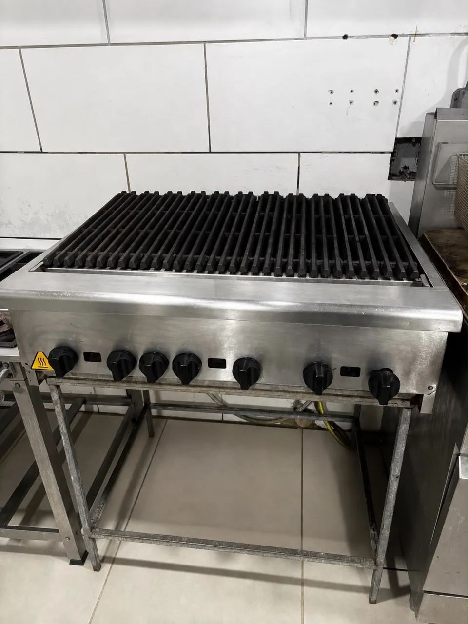 Char broiler Grill Venâncio 90cm com cavalete 