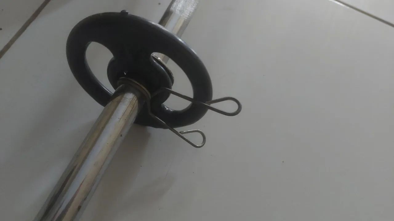 Barra de ferro + anilhas de musculação  - Foto 4
