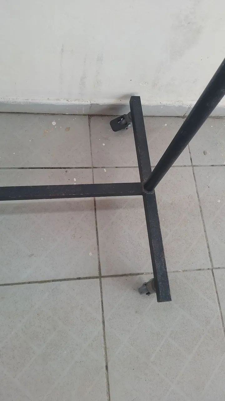 Arara de roupas de ferro - Foto 2