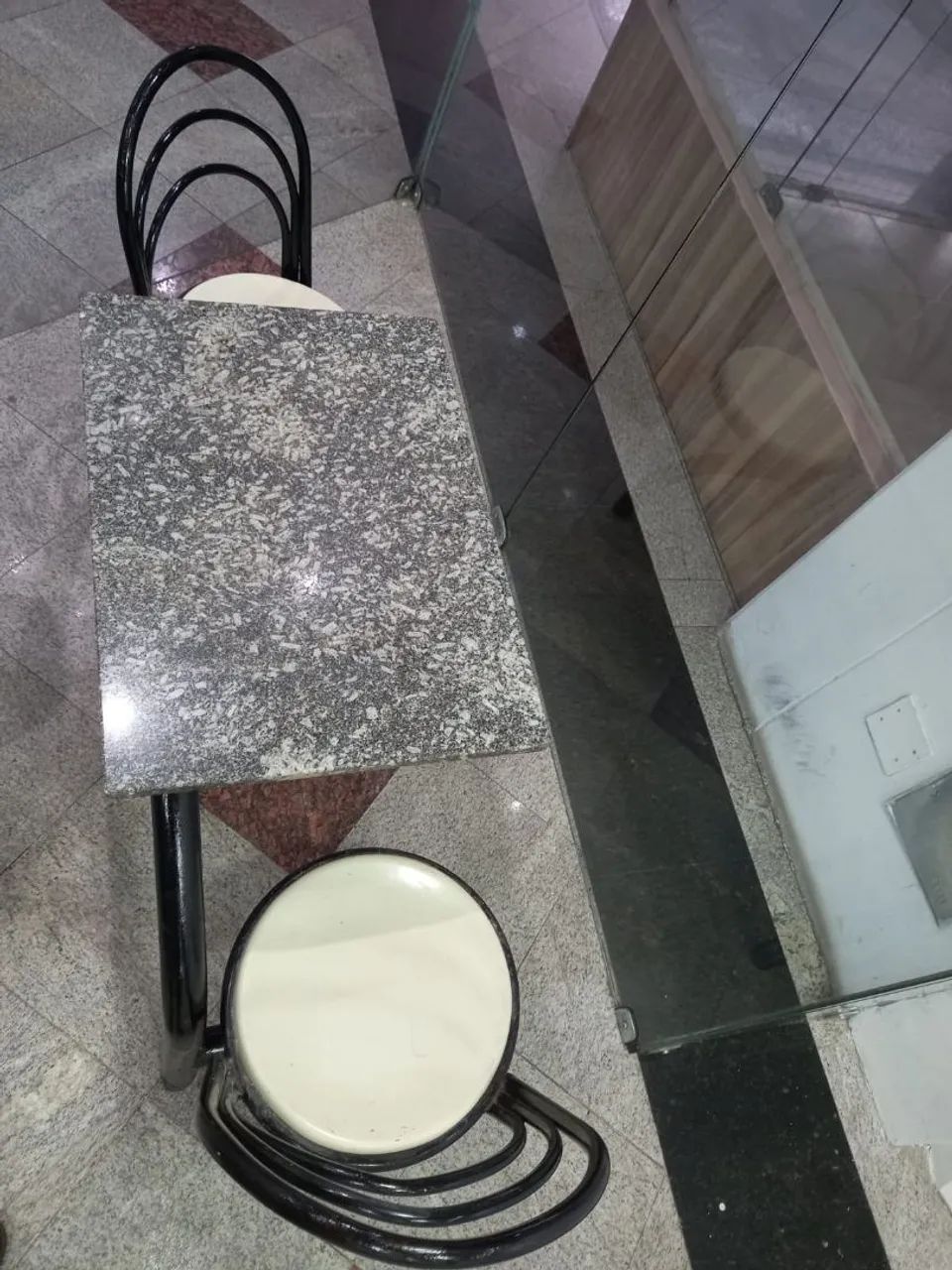 Mesa de refeitório com duas cadeiras - Foto 5