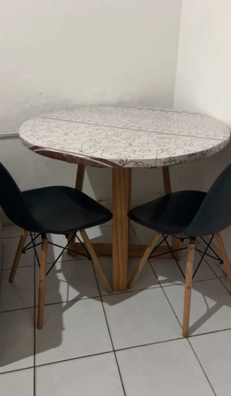 Mesa com 4 cadeira 