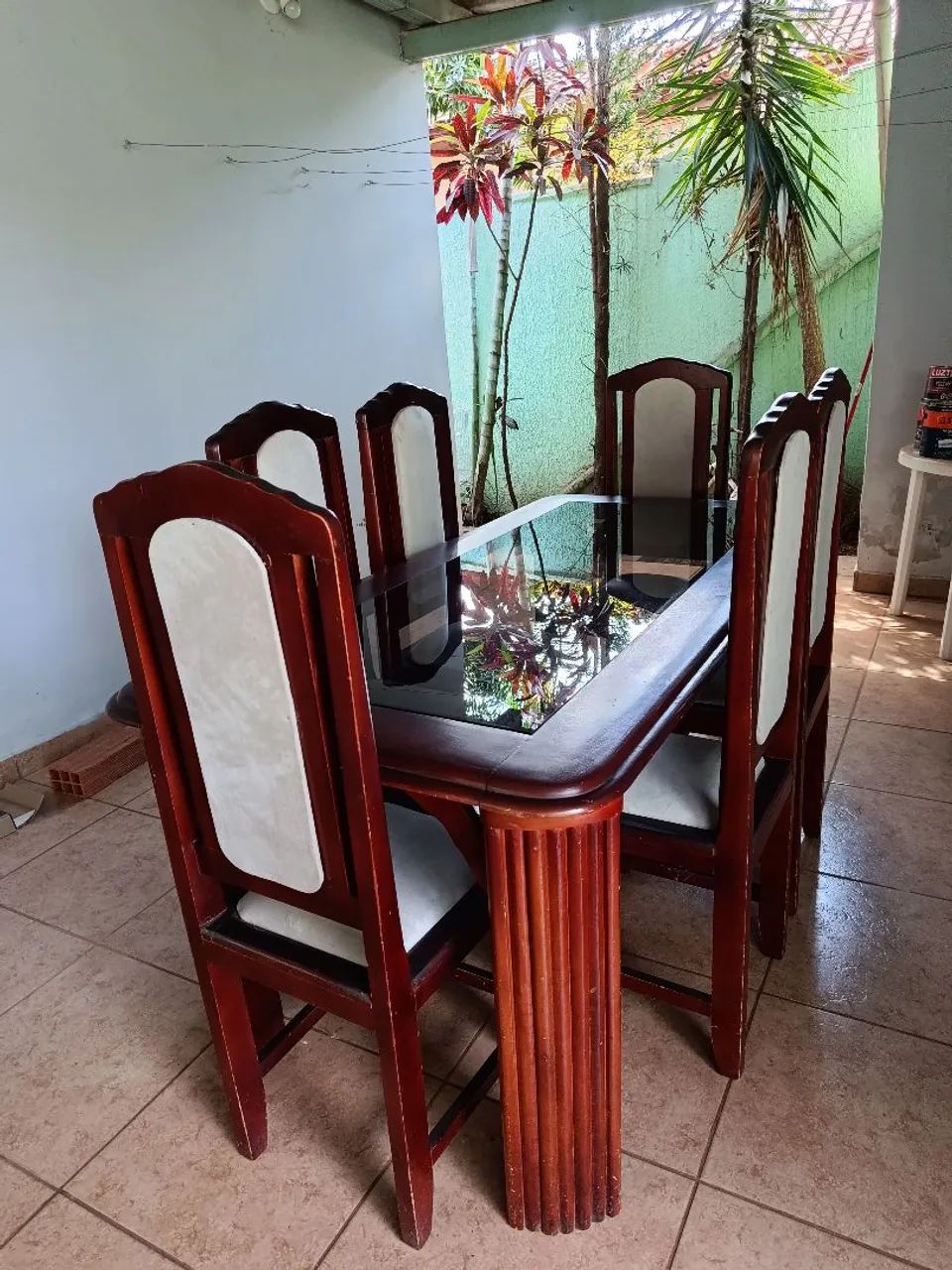 MESA DE JANTAR DE MADEIRA COM 6 CADEIRAS  - Foto 4