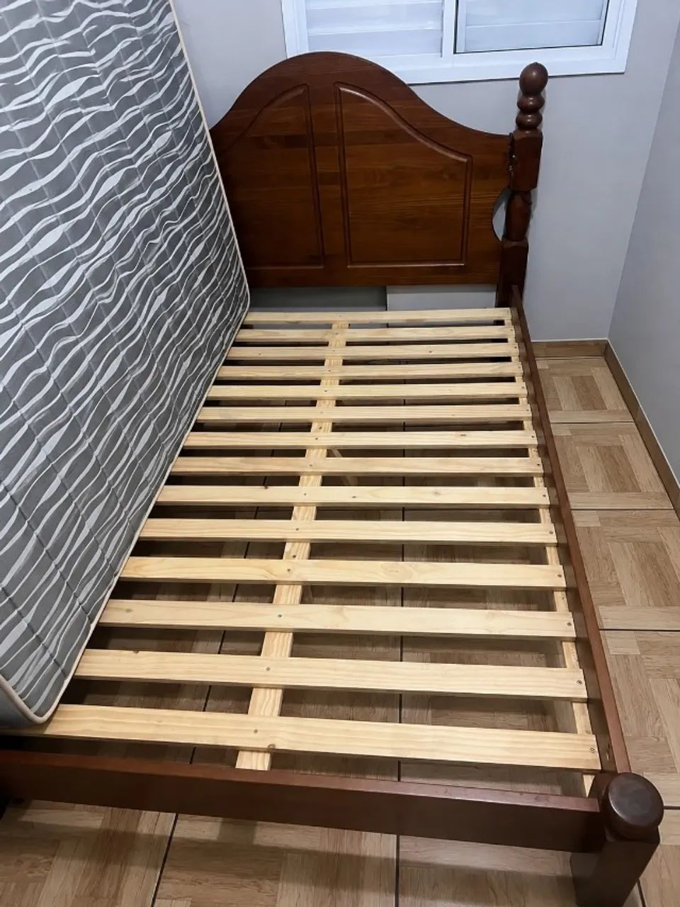 Cama de Madeira Maciça - Casal - Excelente Estado - Foto 2