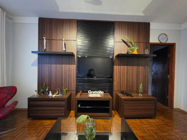 Painel de madeira com rack armários
