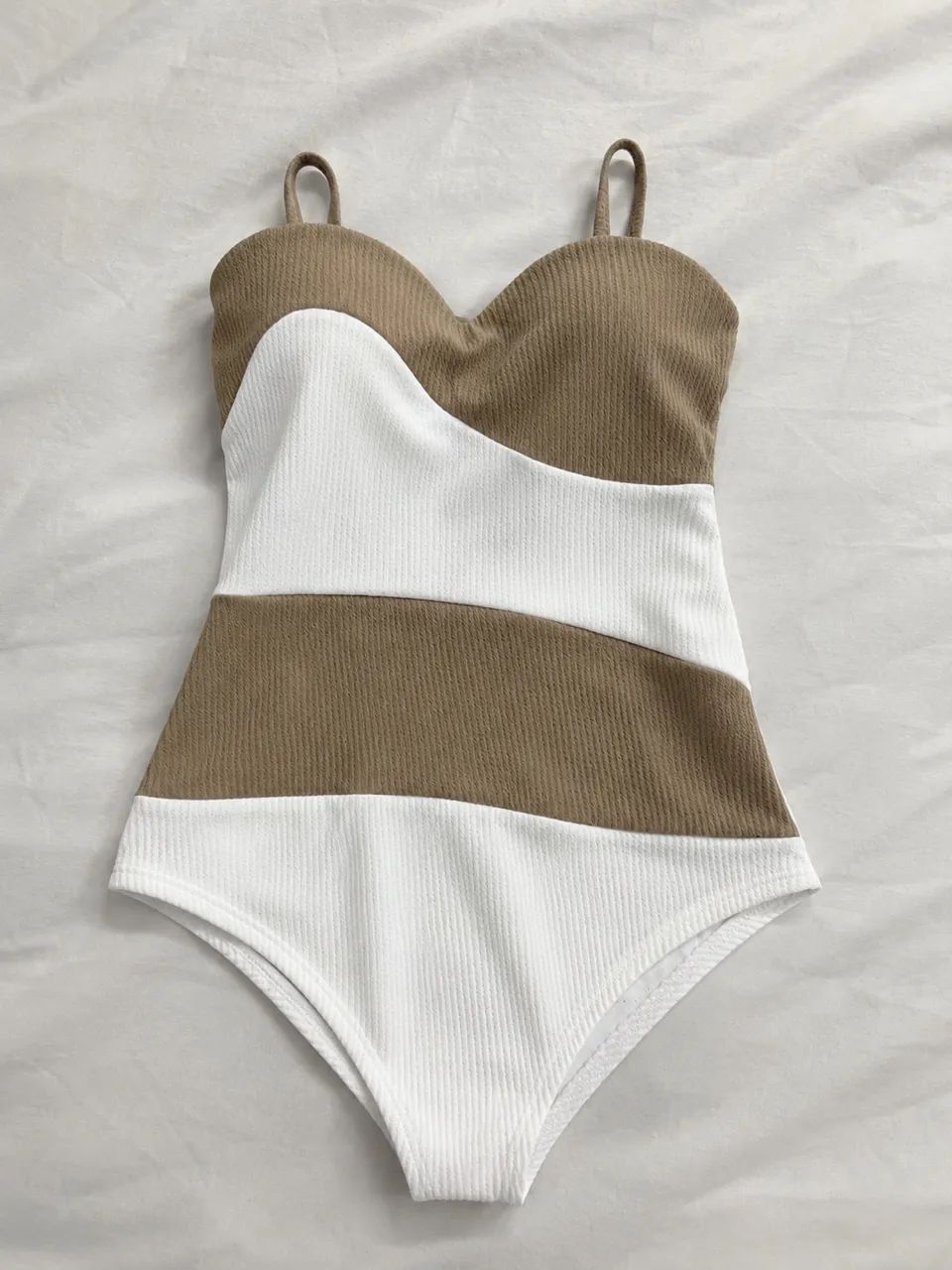 Body bege e branco
