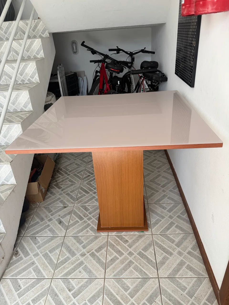 Mesa sem as cadeiras 