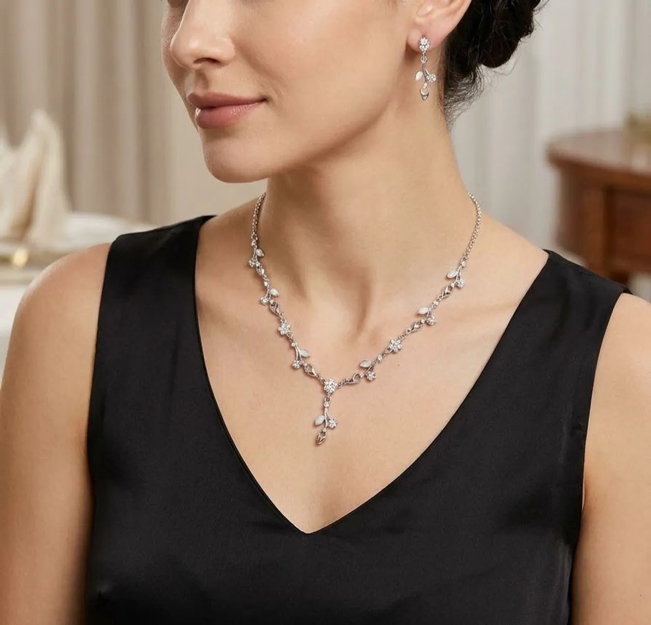 Conjunto colar e brincos prateados com strass - Foto 2