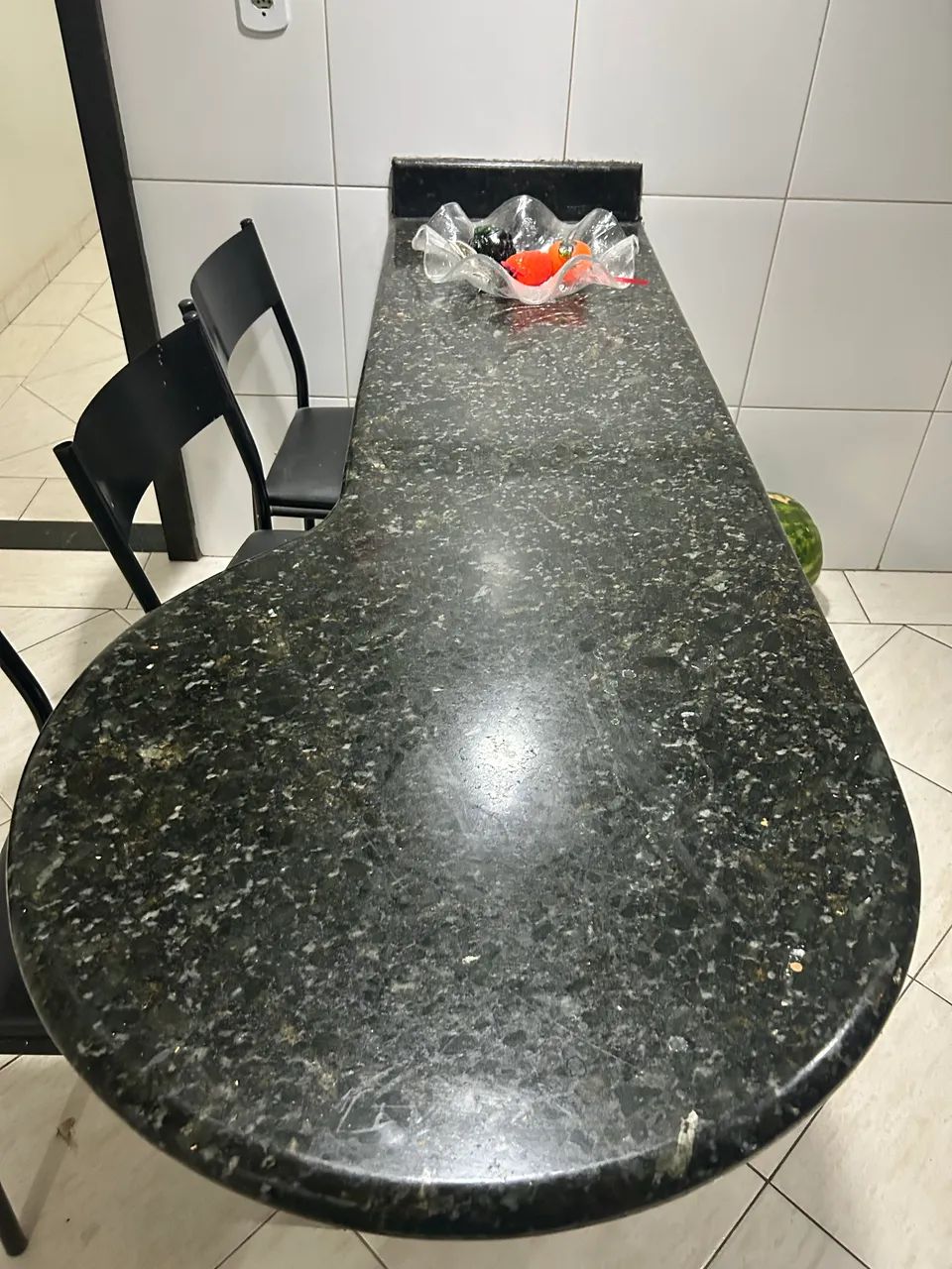 Mesa de Mármore com 06 cadeiras  - Foto 4