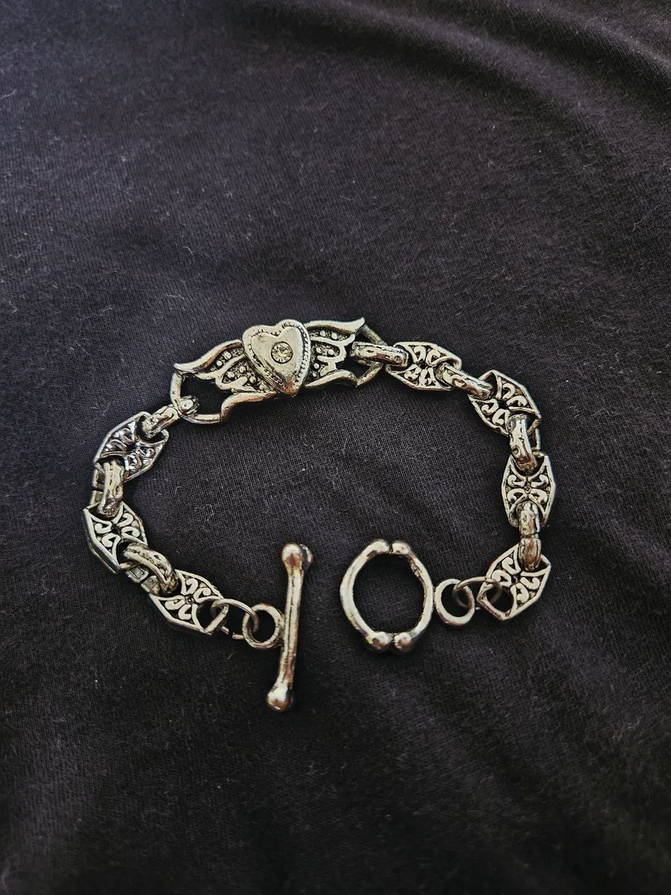 Pulseira é da marca norte-americana Brighton Collectibles.