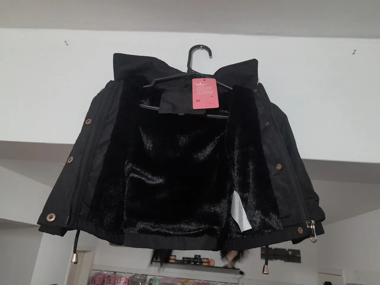 Casaco Infantil Feminino Forrado com Pelúcia e Capuz - Preto / Novo - Foto 4
