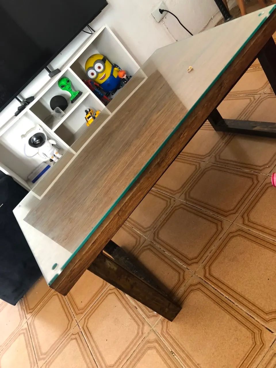 Mesa de centro com vidro e madeira 