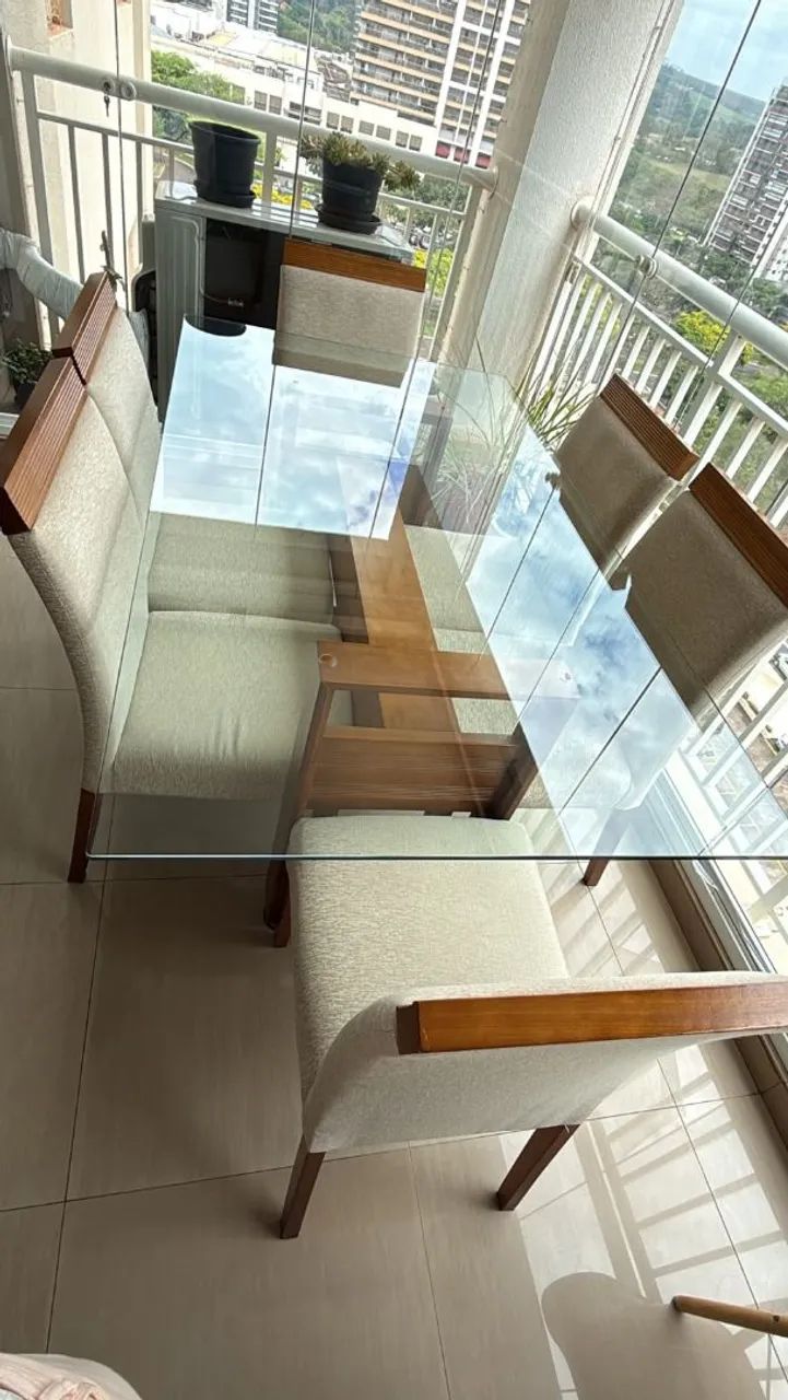 Mesa de madeira com tampo em vidro com 6 cadeiras. - Foto 3