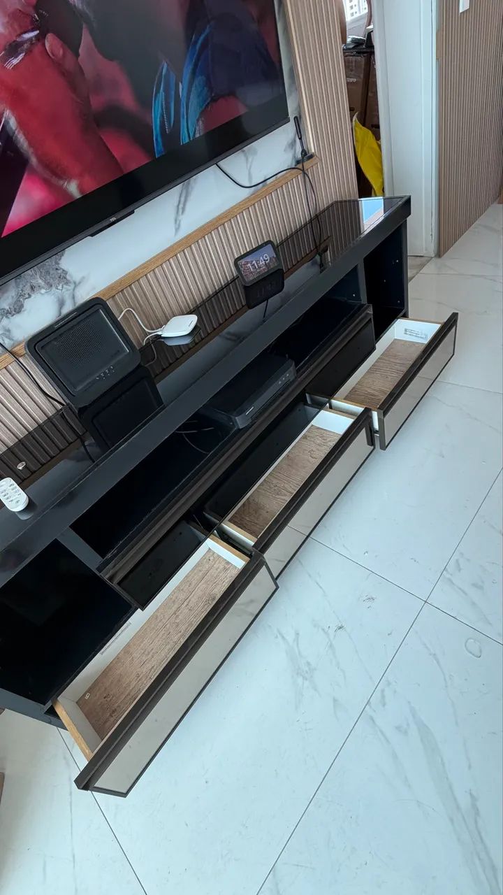 Rack para TV Grande com Tampo de Vidro e Gavetas Espelhadas - Foto 2