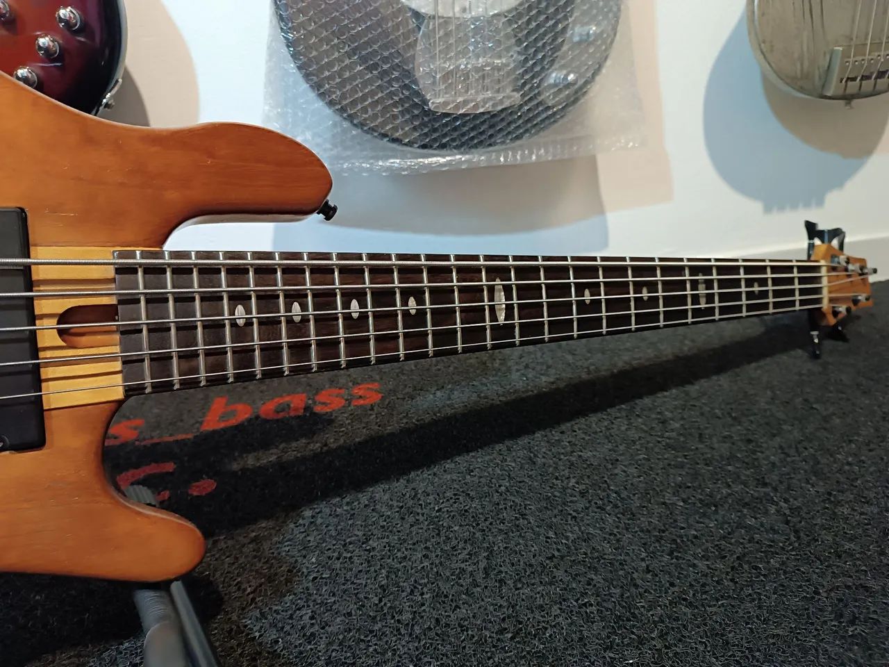 Vendo baixo luthier 5 cordas ativo  - Foto 2