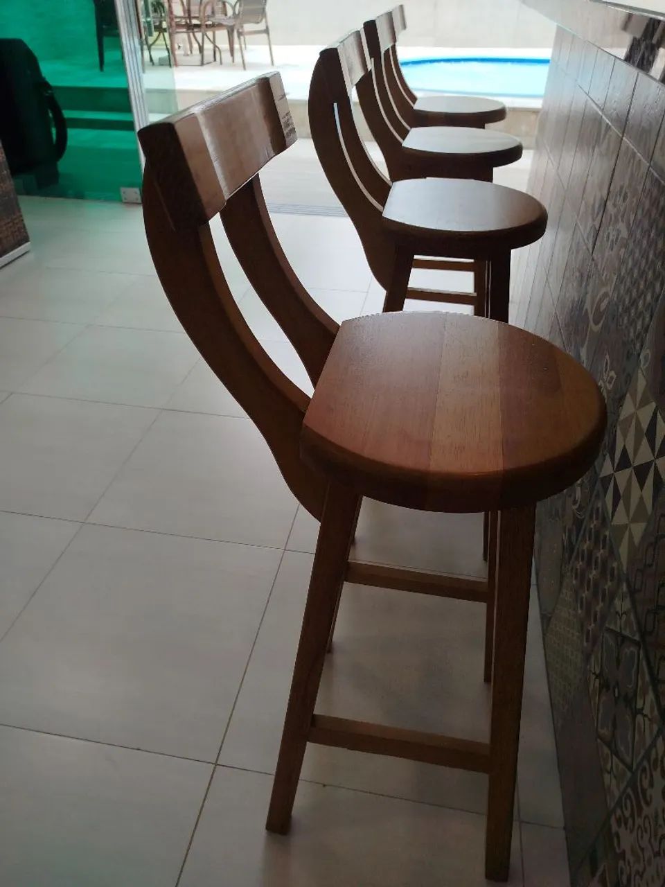 Mesa madeira com banco e banquetas  - Foto 4