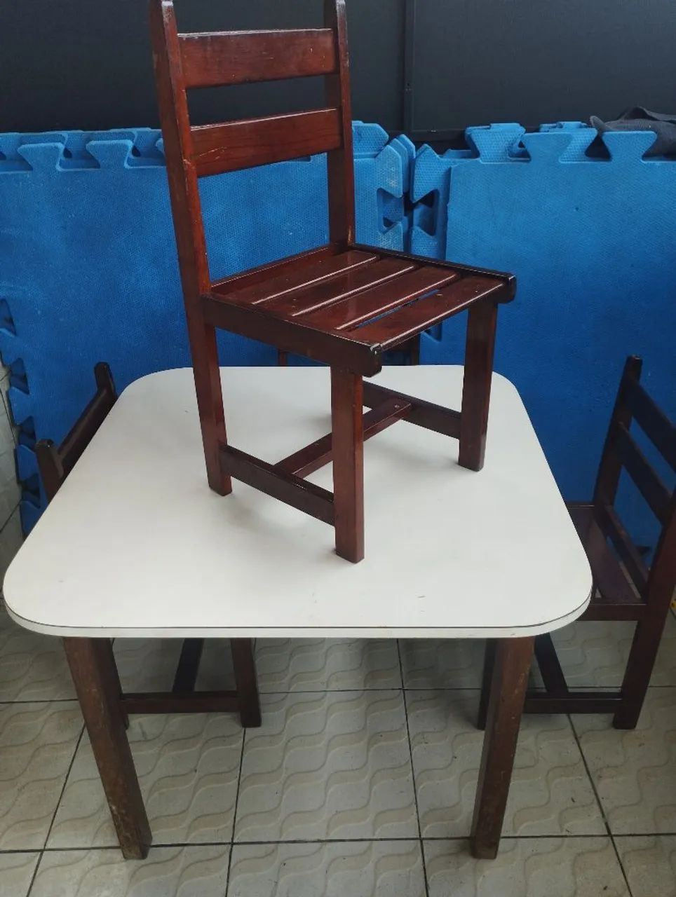 Vendo mesa e cadeiras de madeira - Foto 3