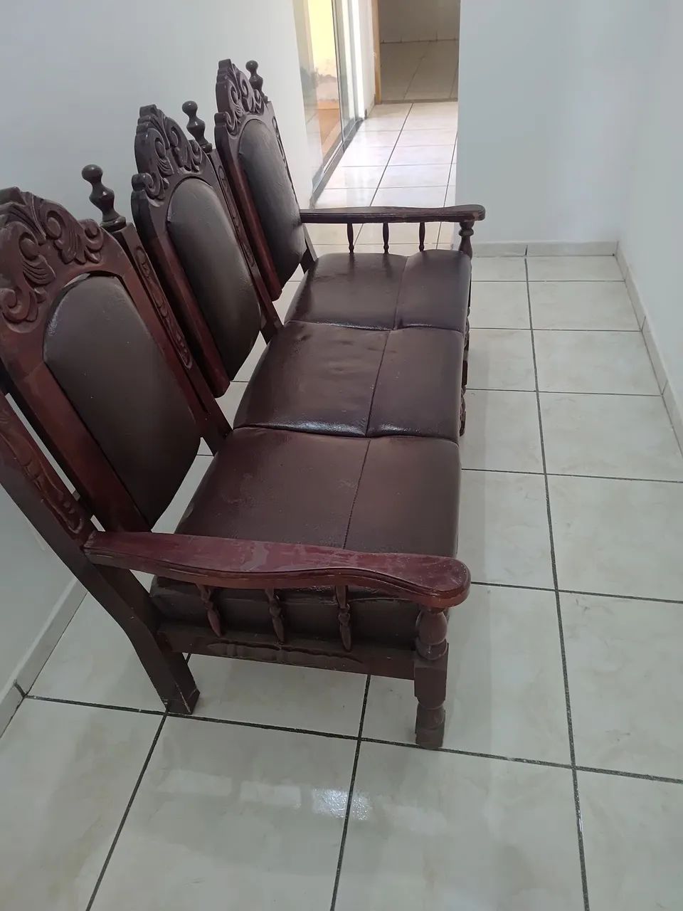 Vendo poltrona 4 lugares de madeira maciça  - Foto 2