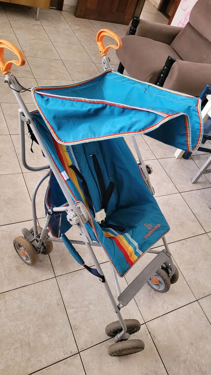 Carrinho de bebê modelo guarda chuva