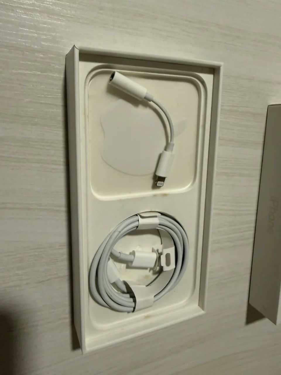 Cabo  de carregador, adaptador de fone de ouvido e caixa do IPhone 14