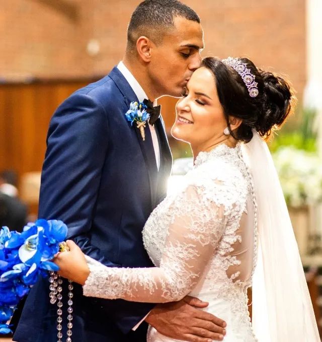Lindo vestido de Noiva manga comprida+véu e coroa - Foto 5