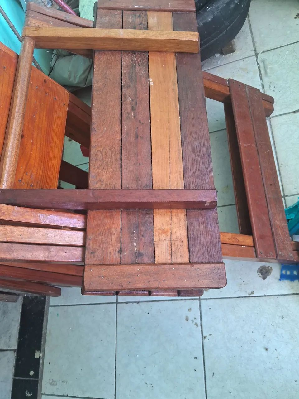 Mesa com cadeiras de madeira 