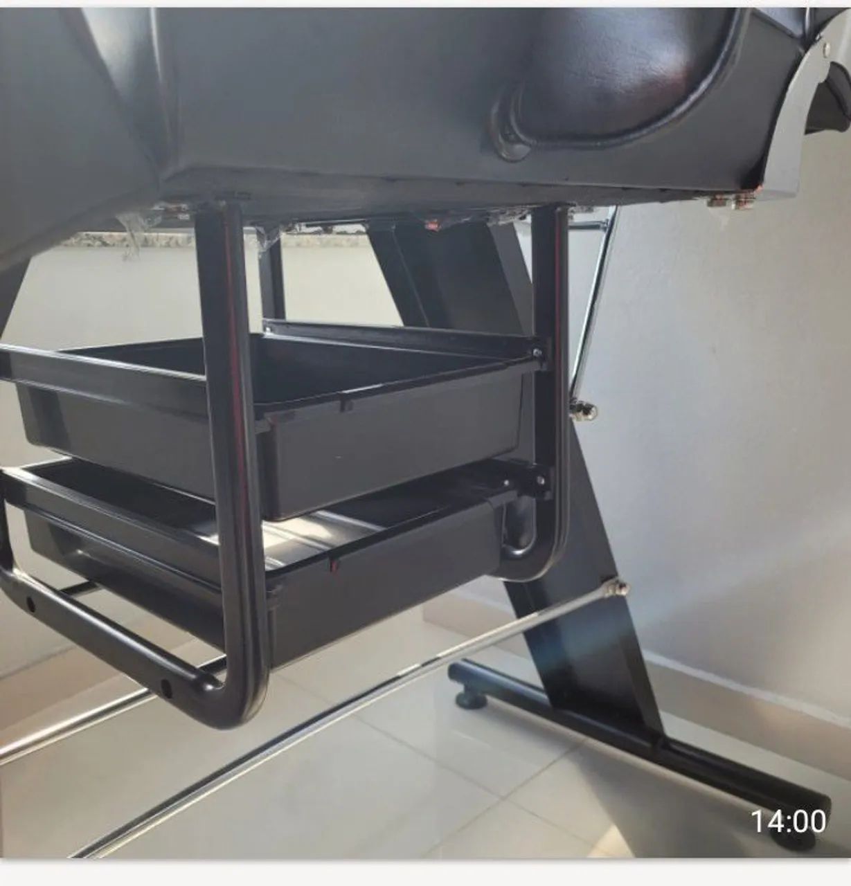 Vendo cadeira de estética com mocho, em ótimo estado. Para retirada combinar no privado.