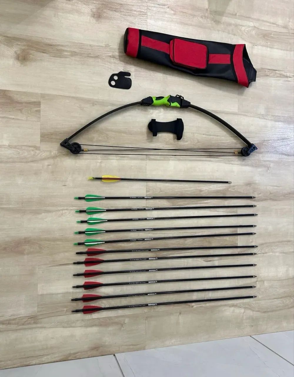 Arco e flecha com 12 flechas, aljava, protetor de dedo/antebraço