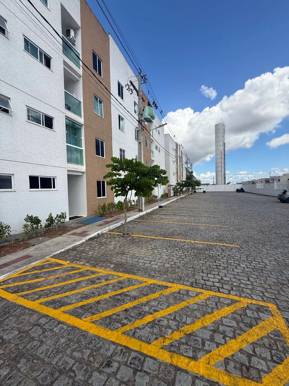 Apto de 2/4 com varanda no SIM