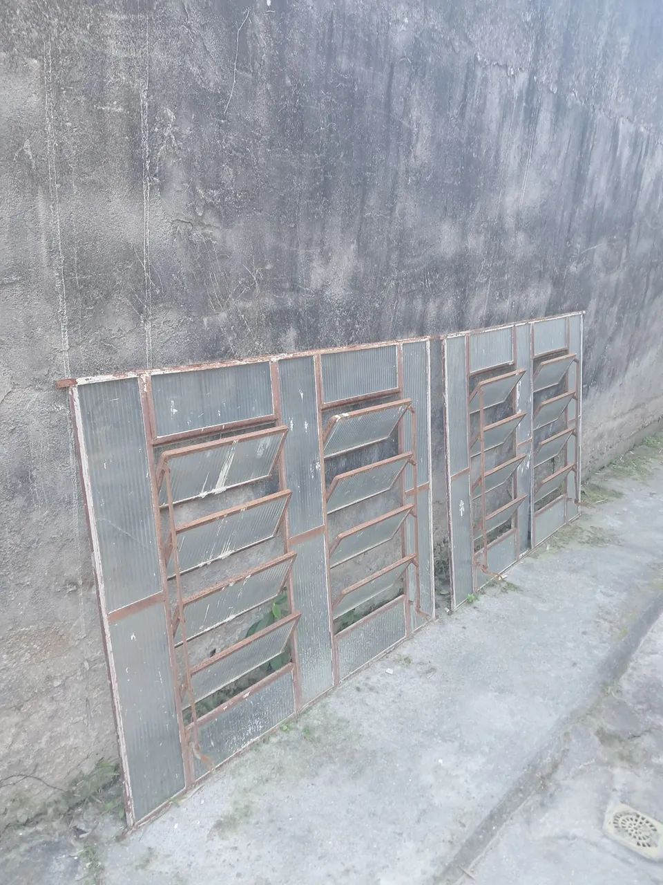 Conjunto de Janela Basculante e Grades de Ferro - Foto 4