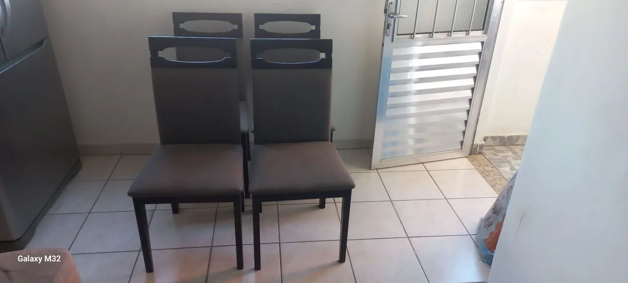Vendo 4 cadeiras de madeira com estofado.