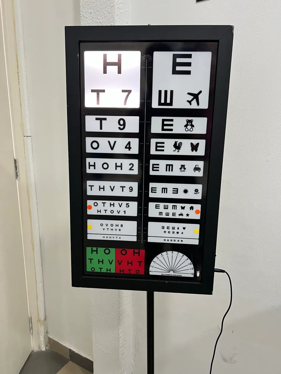 Vendo tabela de optotipo com pedestal
