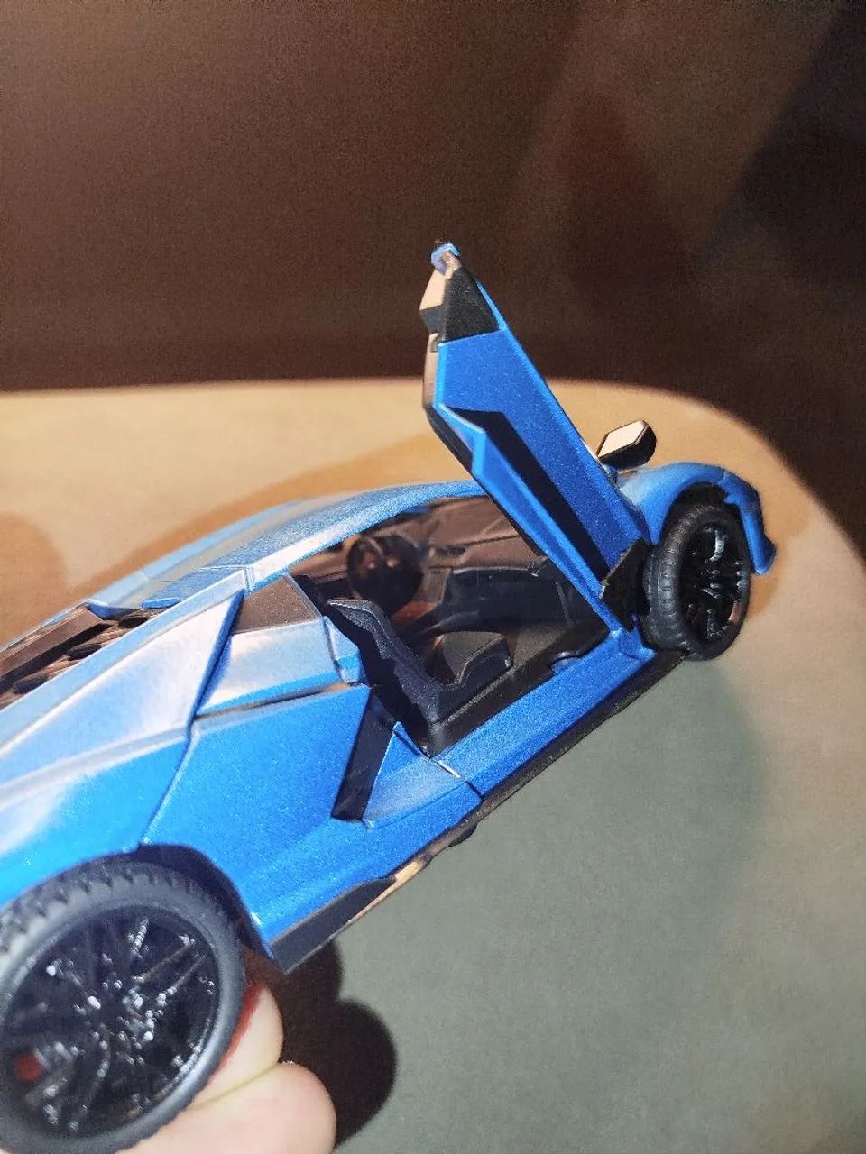 Miniatura Lamborghini azul classe 1:24 - Foto 2