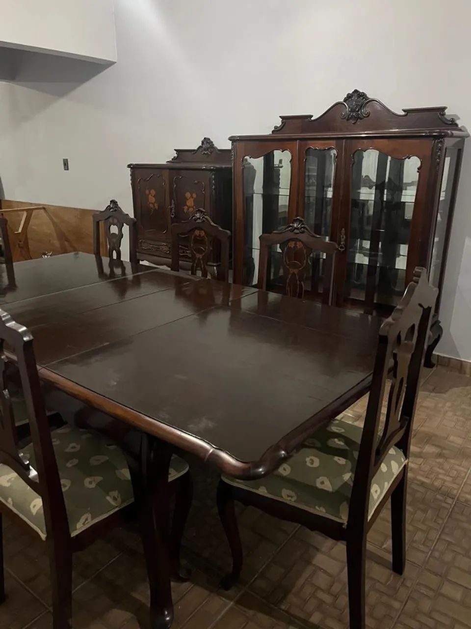 Linda mesa de madeira com 8 cadeiras 