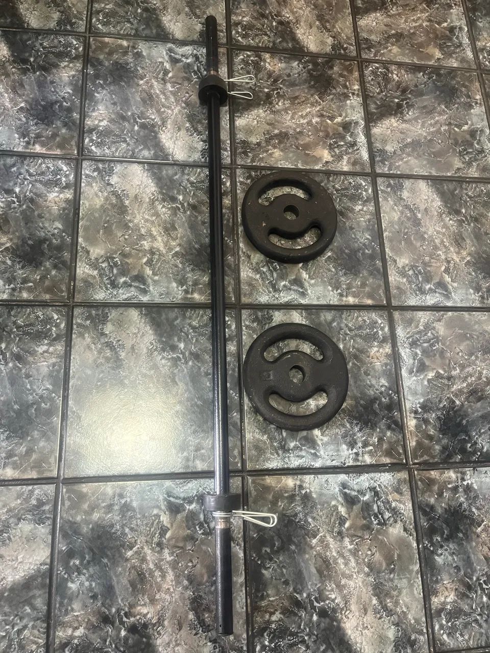 Barra de musculação com 2 anilhas de 4kg - Foto 3