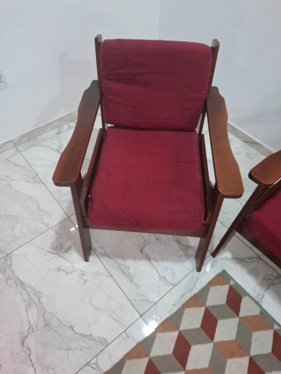 Conjunto de sofá madeira maciça 3 lugares e 2 poltronas  - Foto 3
