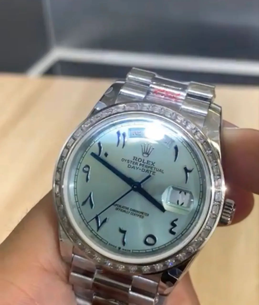 Relógio estilo Rolex Day date arábigo com bisel de diamantes base eta super clone 