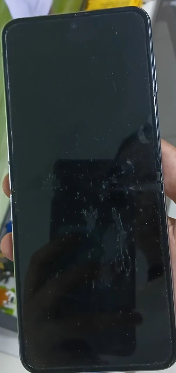 celular com a tela danificada - Foto 2