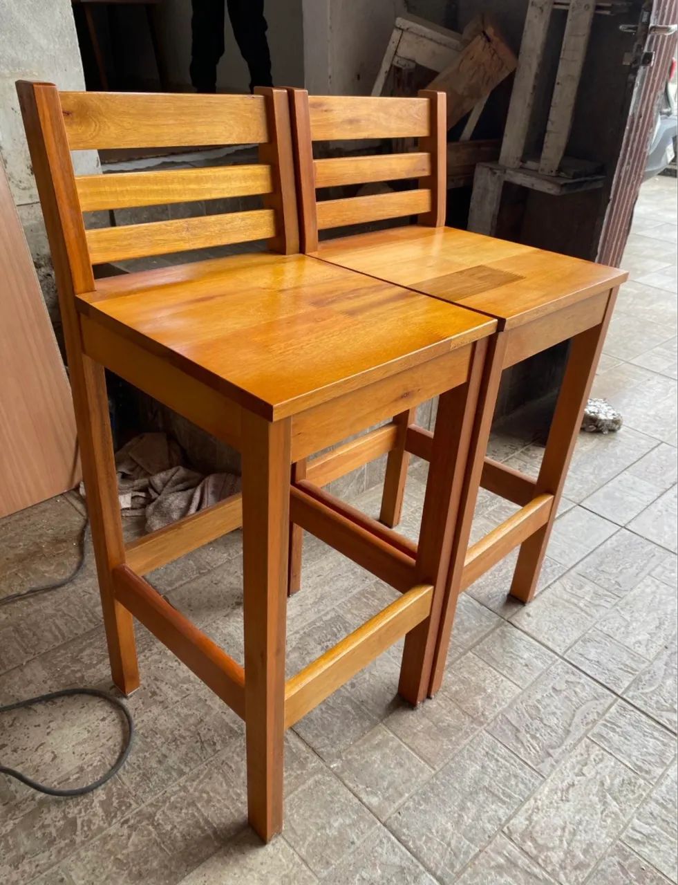 Vende-se 2 banquetas de madeira em excelente estado - Foto 3