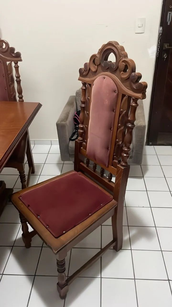 Conjunto de Mesa de Jantar Clássica em Madeira Maciça + Cadeiras Estofadas - Foto 2