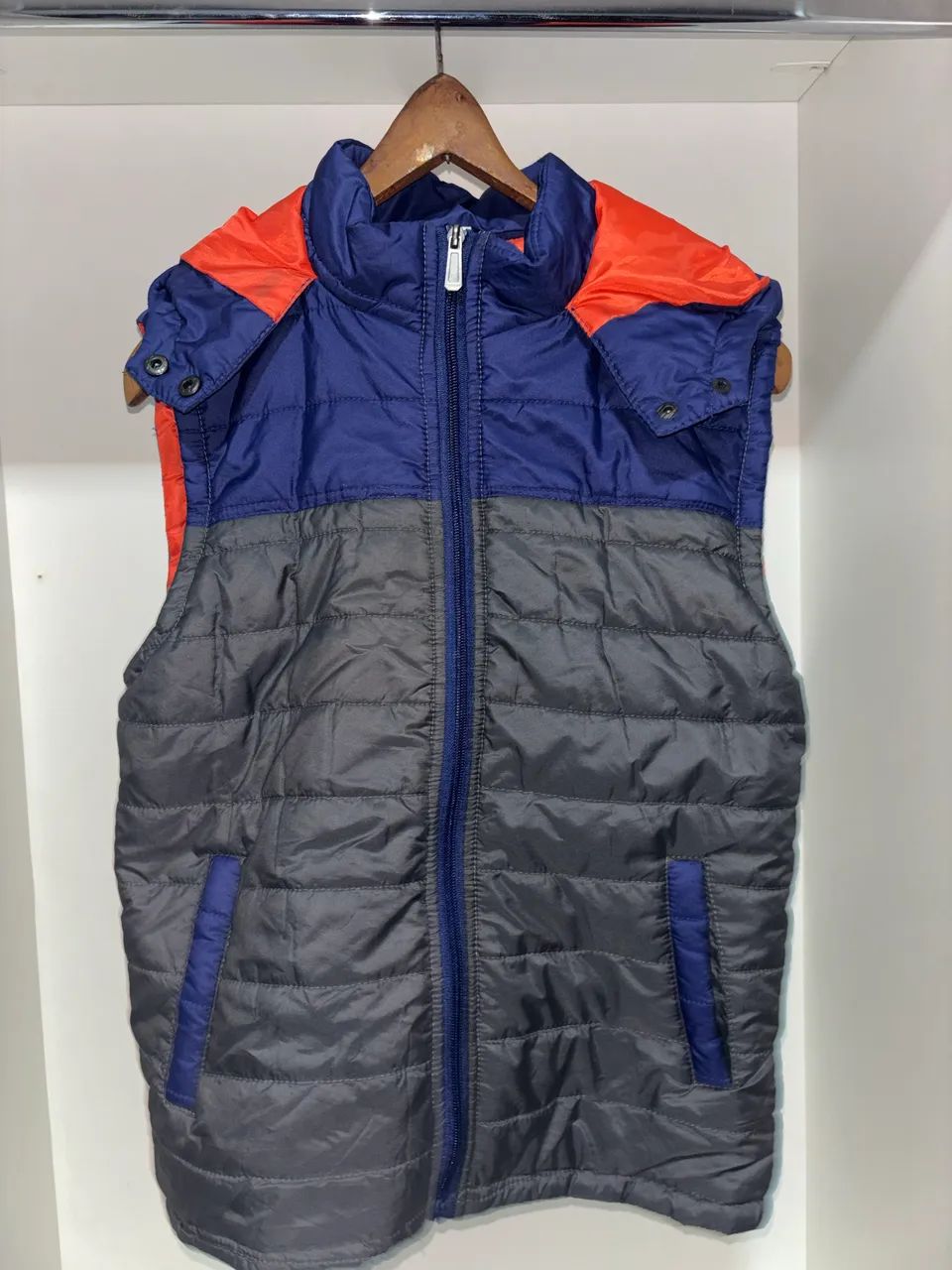 colete puffer (acolchoado) com capuz marca inside