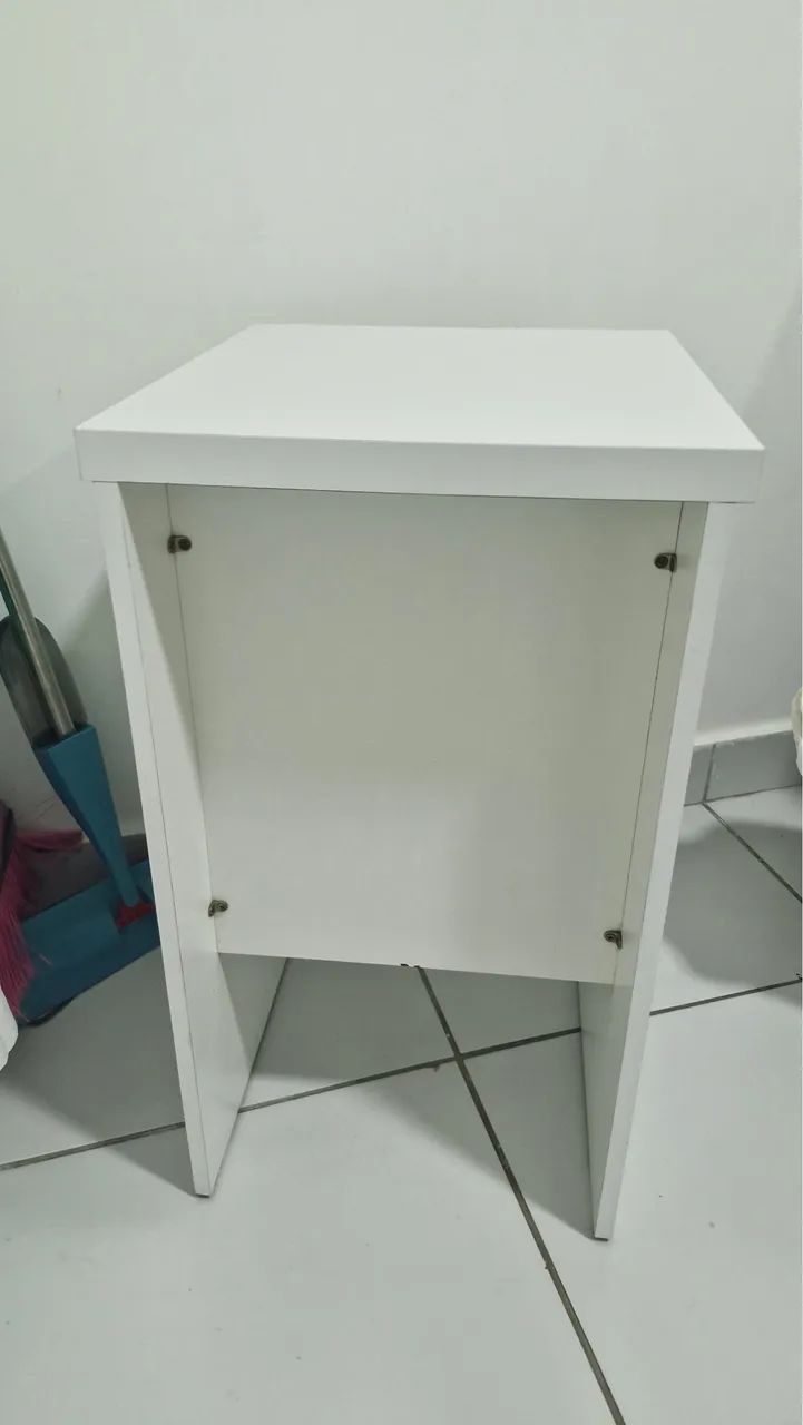 Small stool-style table65566199067138122