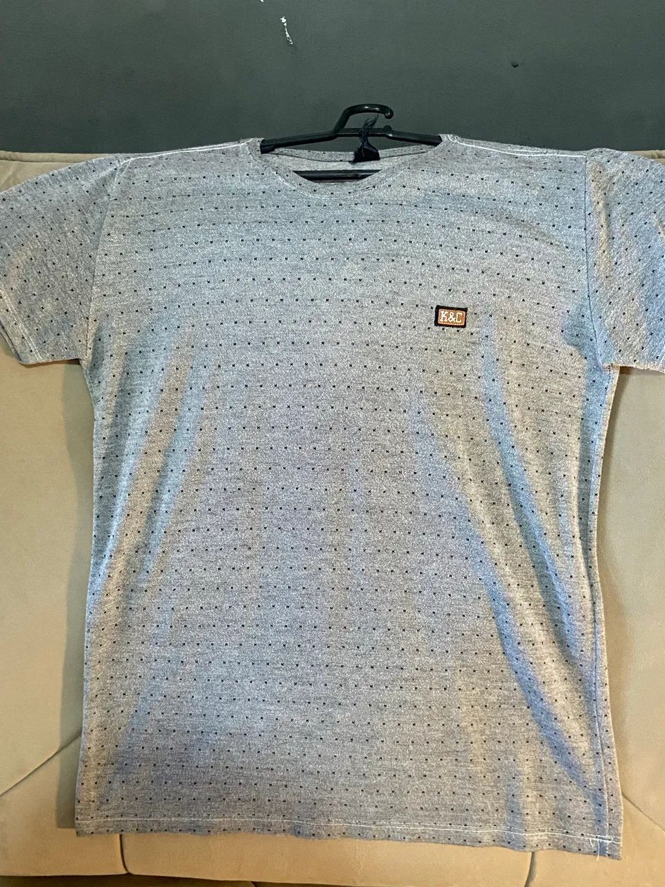 Camisa Cinza com Padrão de Bolinhas  - Foto 2