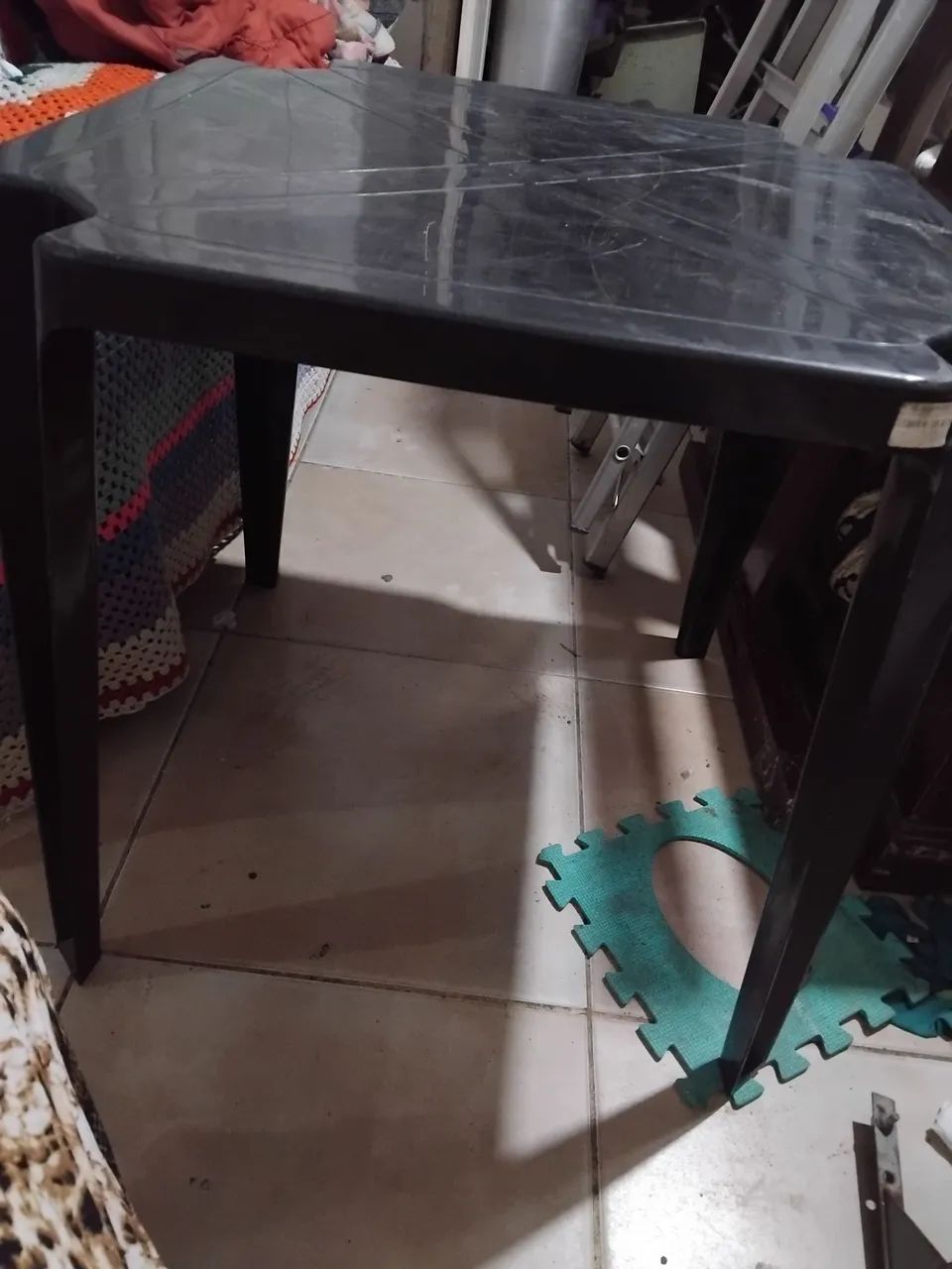 Mesa plástica preta e so a mesa so uma nao tenho cadeiras nao desmonta venda  - Foto 5