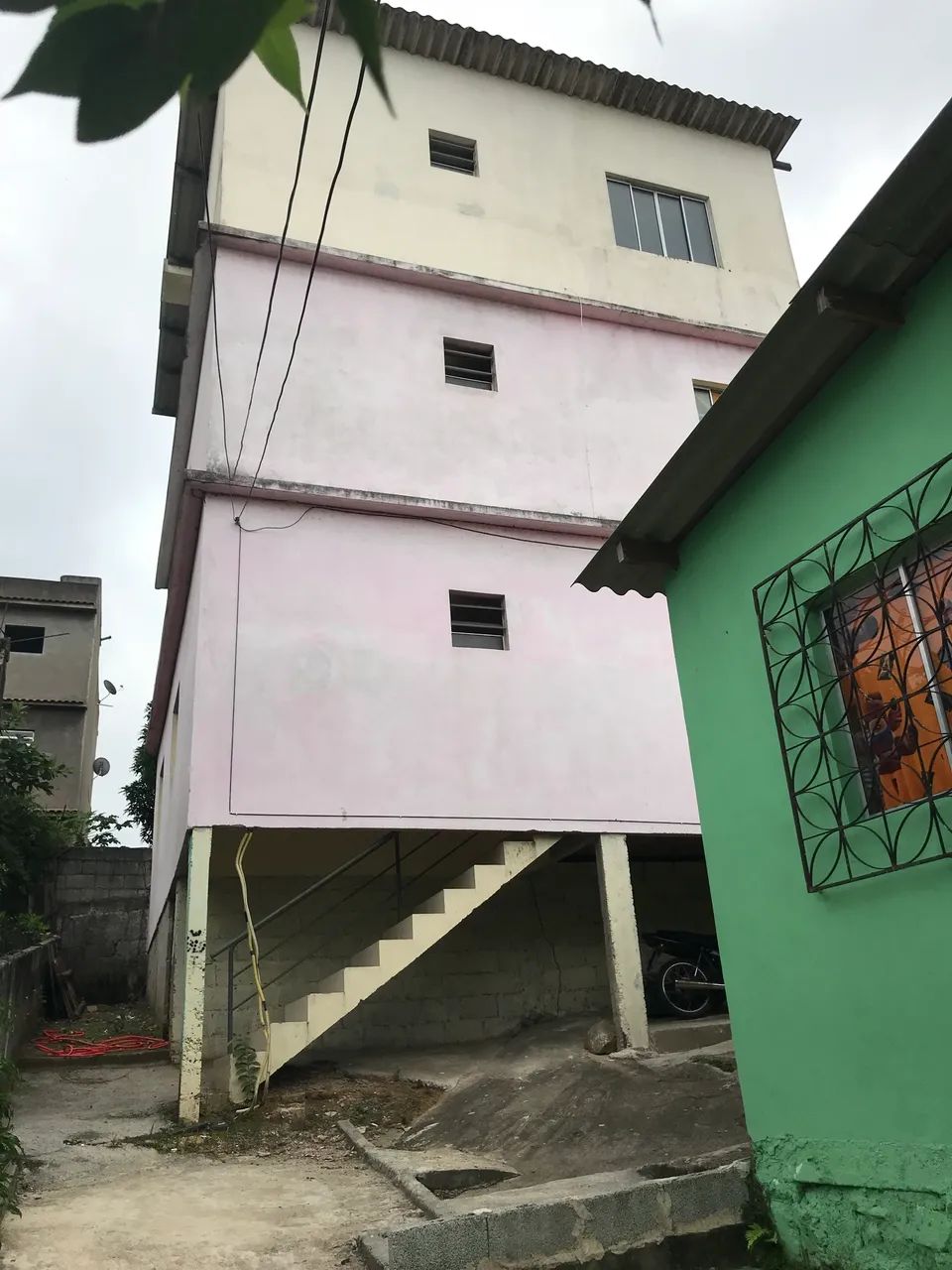 OPORTUNIDADE!! Vendo Prédio com 3 apt + Casa 