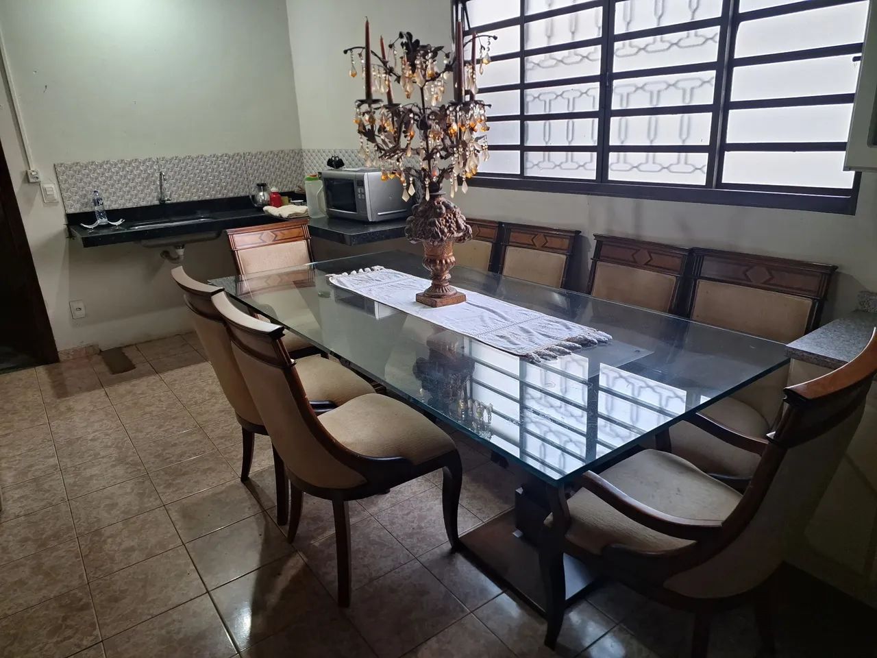 Mesa de vidro com 8 cadeiras + candelabro - Foto 2